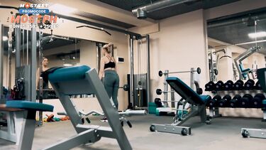 Снял в спортзале девку и наказал еблей за курение