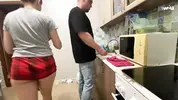 пристает к девушке на кухне