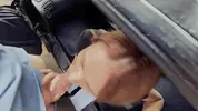 строчит минет мужику из салона машины
