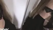 на коленях сосет член перед зеркалом