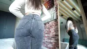 кудряшка застряла в тесных джинсах