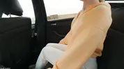 девушка просит друга покатать ее на новой тачке