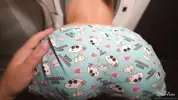парень стягивает штаны и играет пальцем с киской
