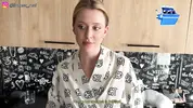 отчим ругает непутевую падчерицу в халате