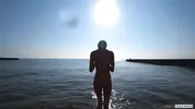 русская плавает голышом в Азовском море