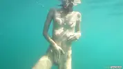 телка с маленькими сиськами игриво ласкает киску под водой