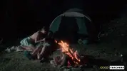 студентка сосет член парня рядом с палаткой