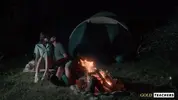 студенты целуются у ночного костра