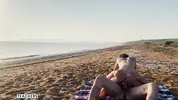 красивый секс в позе наездницы на пляже