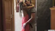 привел домой и влупил красотку по деснам
