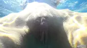 бритая киска телки под водой крупным планом