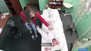 практикантка будит сонного доктора
