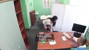 красотка пришла к врачу с жалобами на здоровье