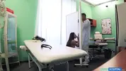 пациентка сосет доктору через ширму