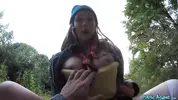 девка в юбке прыгает на члене парня в парке