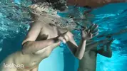 обнаженные лесбиянки купаются в бассейне