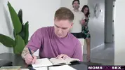знакомится с новой женой отца и пялится на сиськи