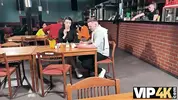 незнакомец следит за ссорой парочки в кафе