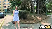 встретил должницу на улице и требует погасить долг