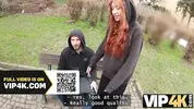рыжая телка с мужем продают прохожему ноут