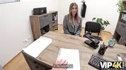 девушка просит кредит в банке