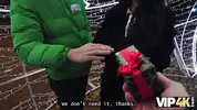 дарит супругам подарок и предлагает деньги