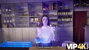 недовольный клиент угрожает барменше жалобой на работу