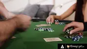девушки играют в техасский холдем