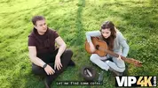 знакомится с семьей уличных музыкантов