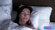нежно будит спящую перед кастингом пальцем