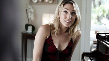 Lily Labeau: Волосатый тип прожаривает пианистку со сливом на мохнатку