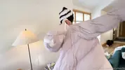 играют в снежки в лесу зимой