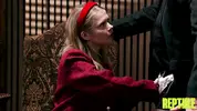 проявляет уважение и сосет деду