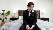 соблазняет на измену жениха сестры