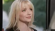 приходит к соседу и совращает его