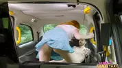 рыжая устраивает скачки на хуе в авто