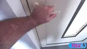 Вудман врывается в спальню и будит девушек