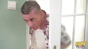 извращенец нюхает грязное белье и дрочит