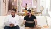 девушка наряжается в сексуальное белье для МЖМ