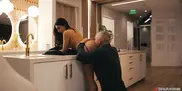 доктор вылизывает ее киску