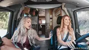 подруги путешествуют в доме на колесах