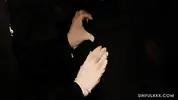 блондинка в перчатках сосет черный ствол слуги