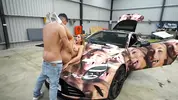 трахает сучку на капоте и душит за шею
