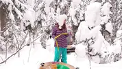девушки веселятся зимой на снегу