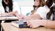 три старшеклассницы на контрольной