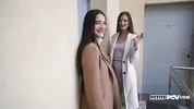 игривые соседки скрасили компанию парню