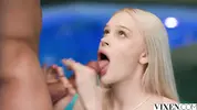 получает сперму на язык и личико