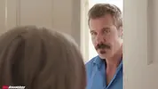 соблазняет зрелого друга семьи на секс