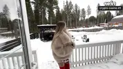 пригласил погреться в доме девушку в шубе