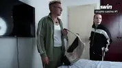 мачеху и пасынка селят в номер с одной кроватью